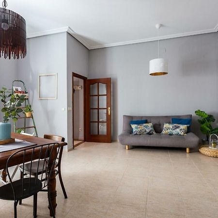 Serva La Bari Shared Apartment Sevilla Bagian luar foto