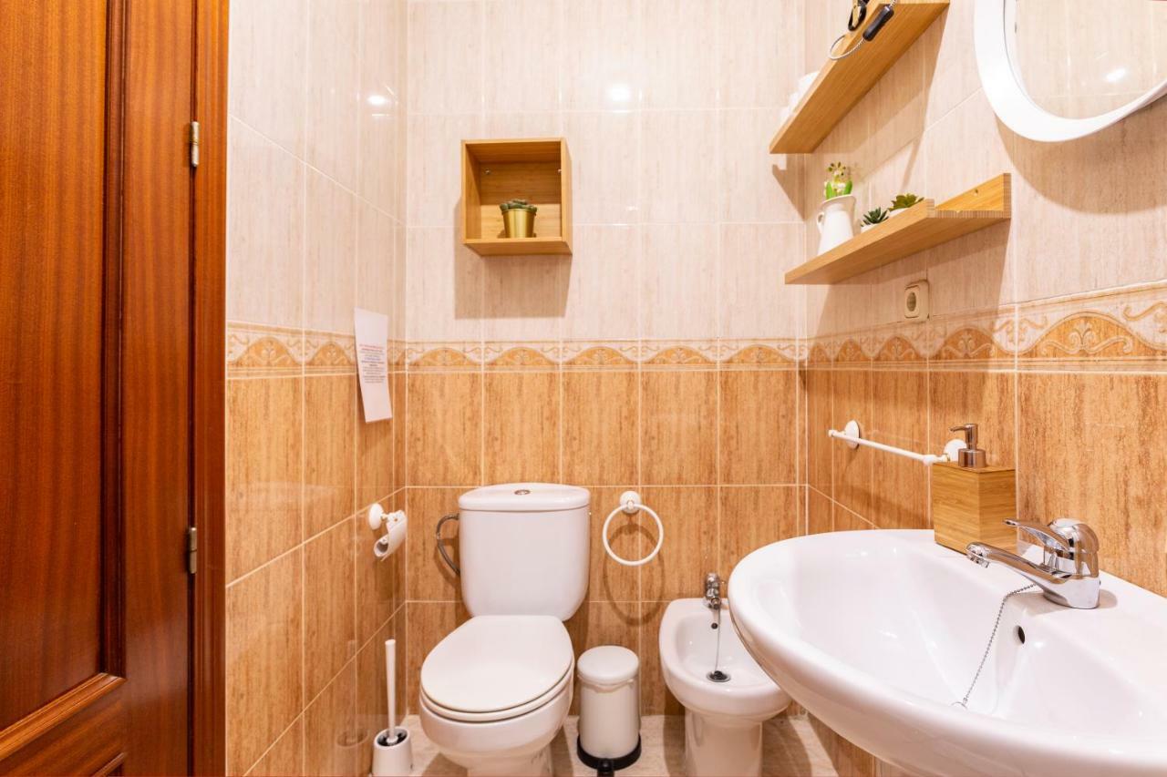 Serva La Bari Shared Apartment Sevilla Bagian luar foto