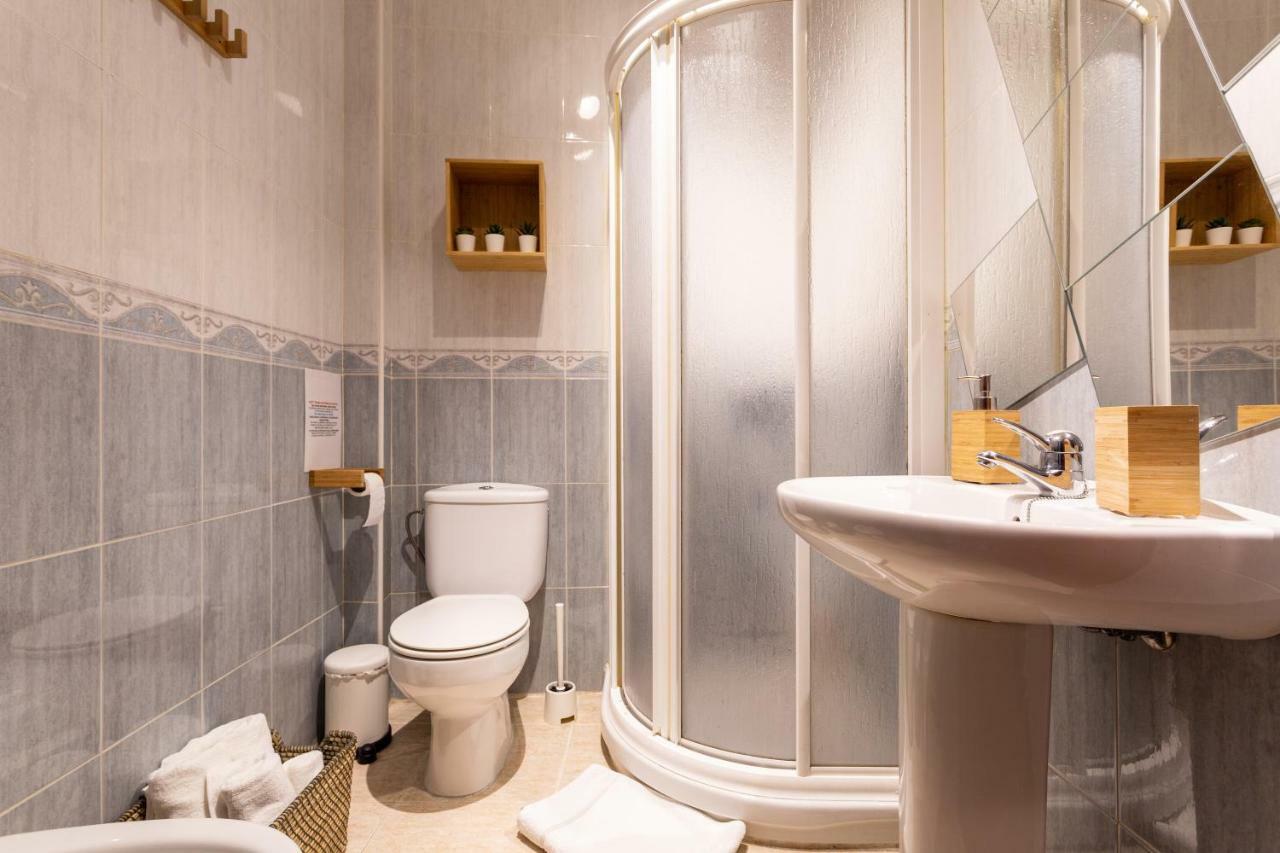 Serva La Bari Shared Apartment Sevilla Bagian luar foto