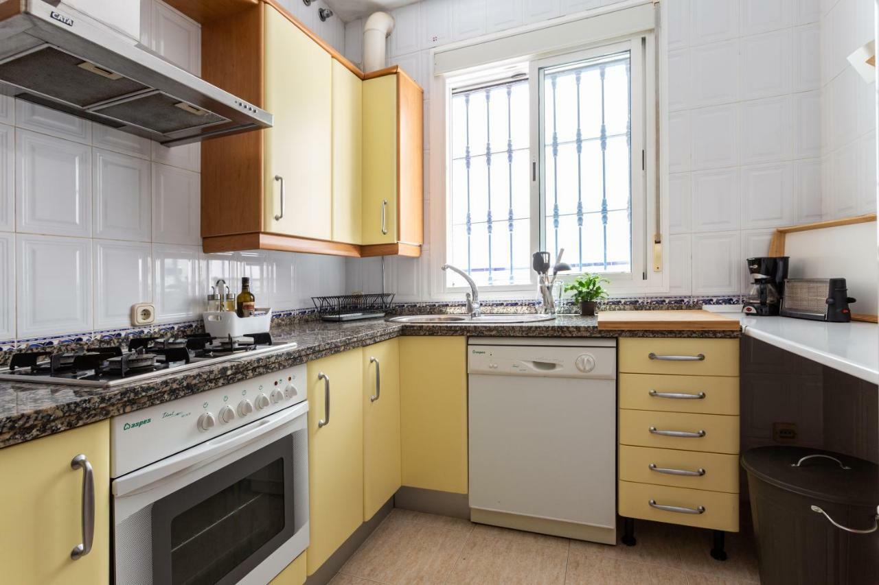 Serva La Bari Shared Apartment Sevilla Bagian luar foto