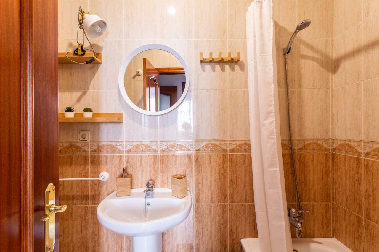 Serva La Bari Shared Apartment Sevilla Bagian luar foto