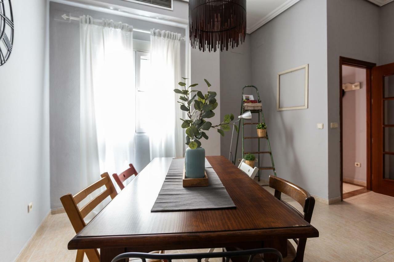 Serva La Bari Shared Apartment Sevilla Bagian luar foto