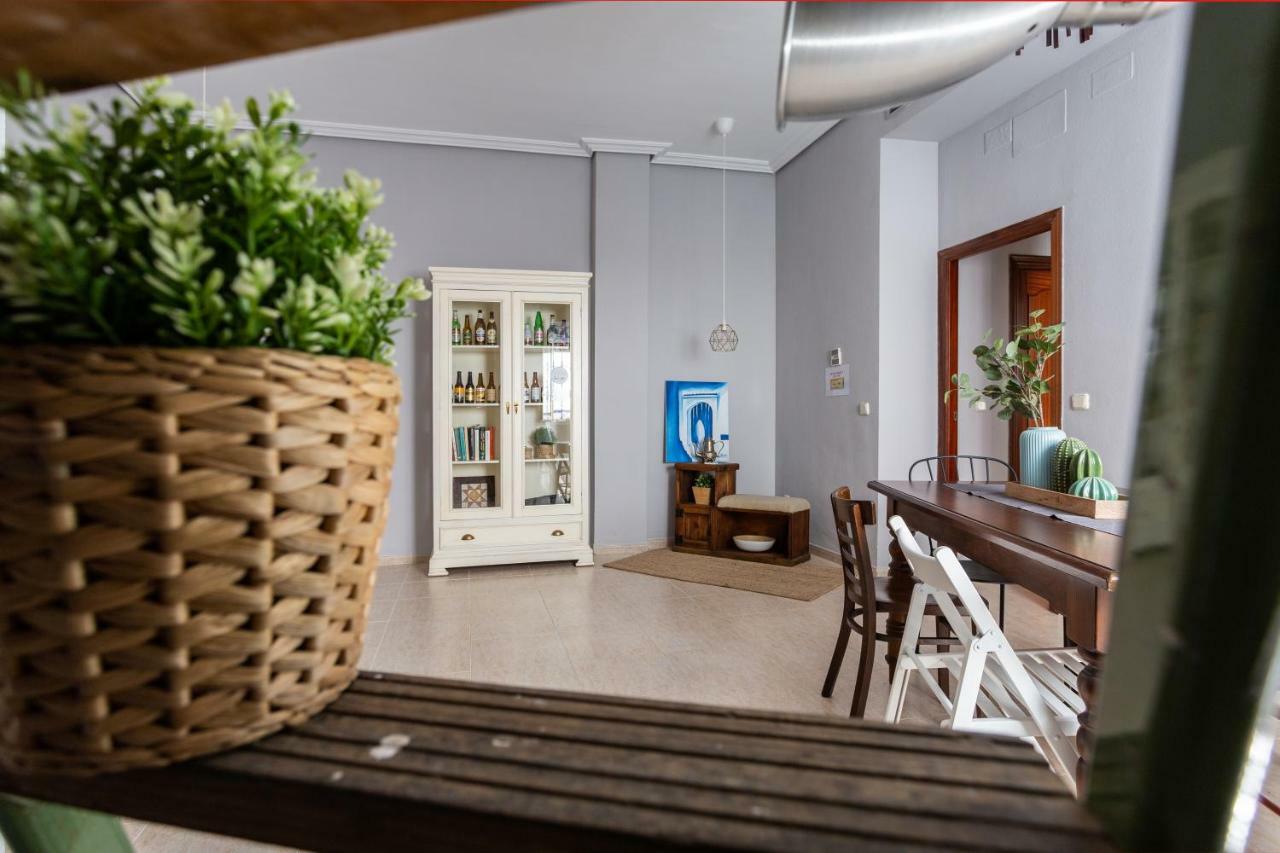 Serva La Bari Shared Apartment Sevilla Bagian luar foto