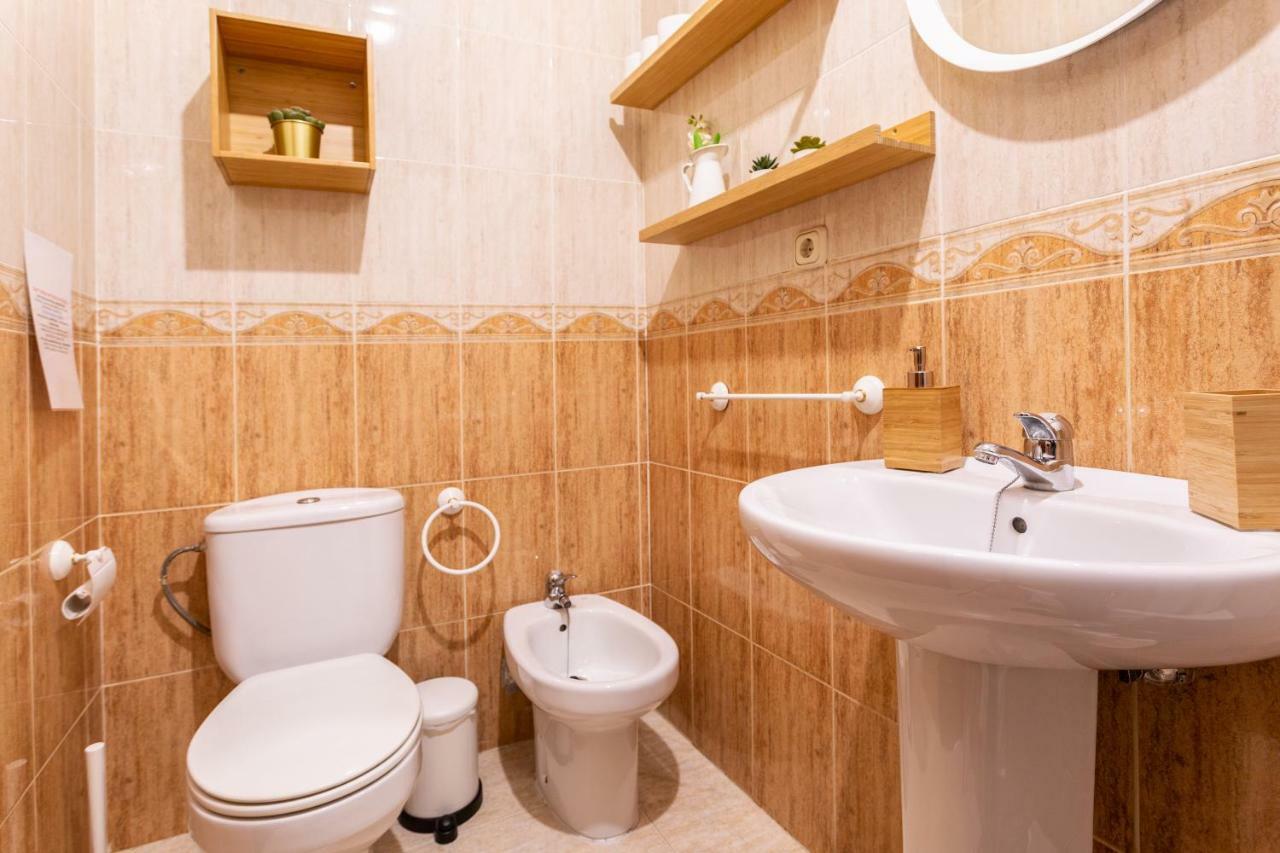 Serva La Bari Shared Apartment Sevilla Bagian luar foto