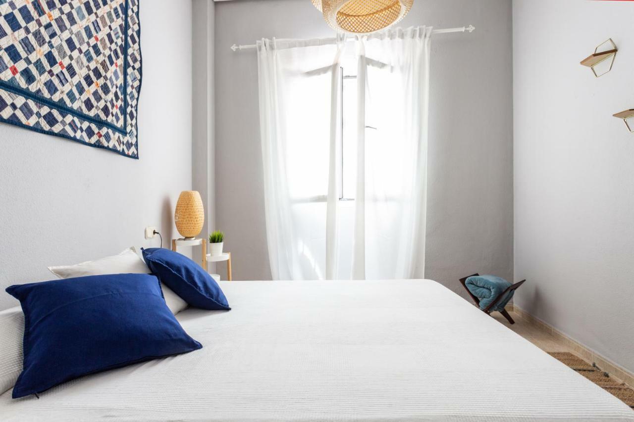 Serva La Bari Shared Apartment Sevilla Bagian luar foto