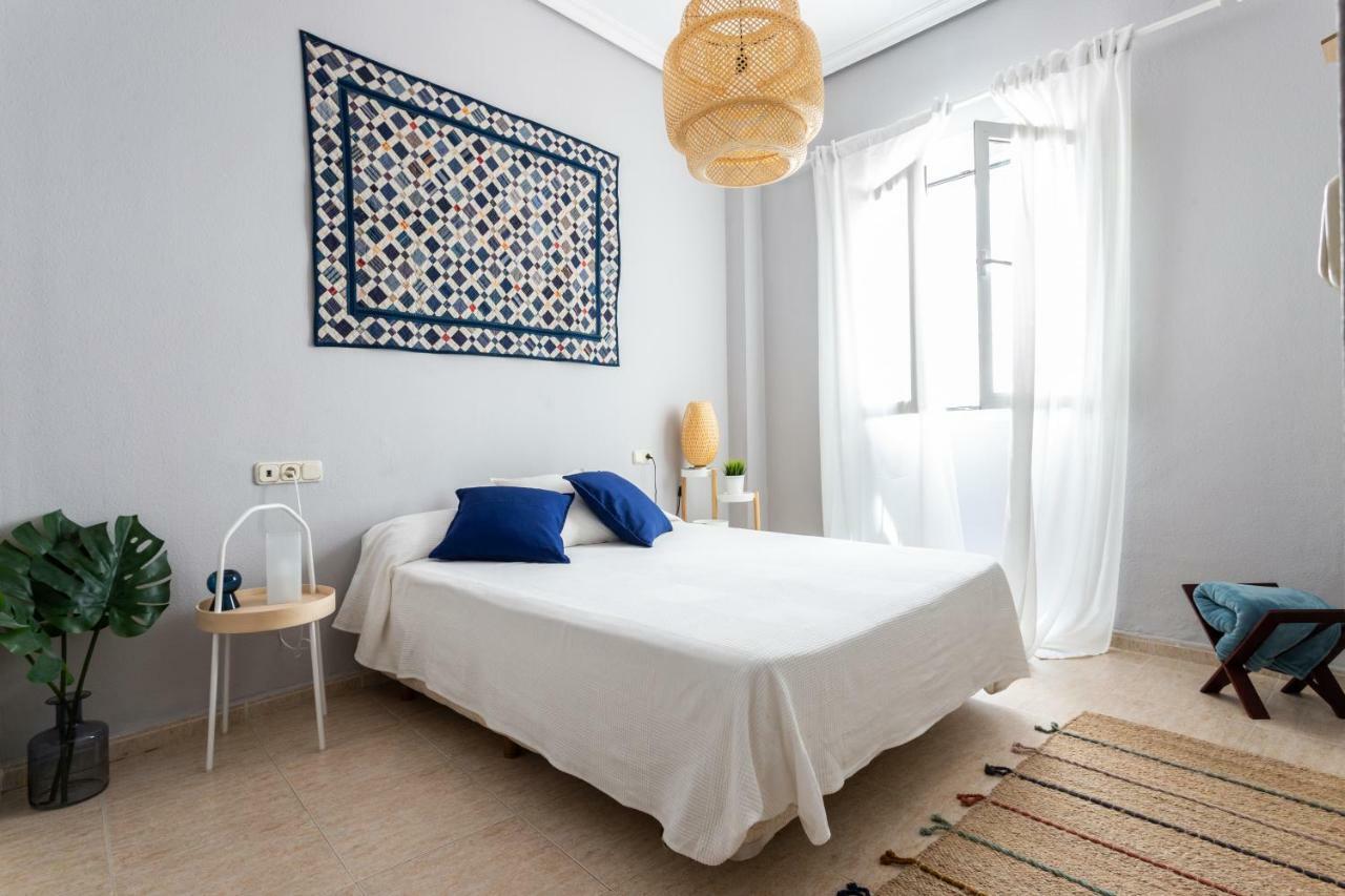 Serva La Bari Shared Apartment Sevilla Bagian luar foto