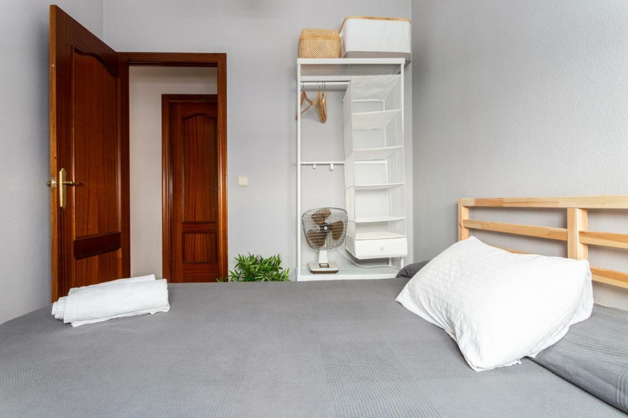 Serva La Bari Shared Apartment Sevilla Bagian luar foto