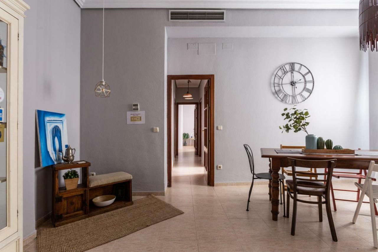 Serva La Bari Shared Apartment Sevilla Bagian luar foto