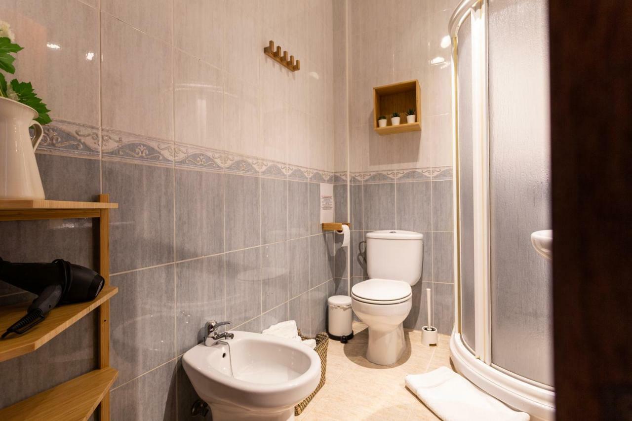Serva La Bari Shared Apartment Sevilla Bagian luar foto