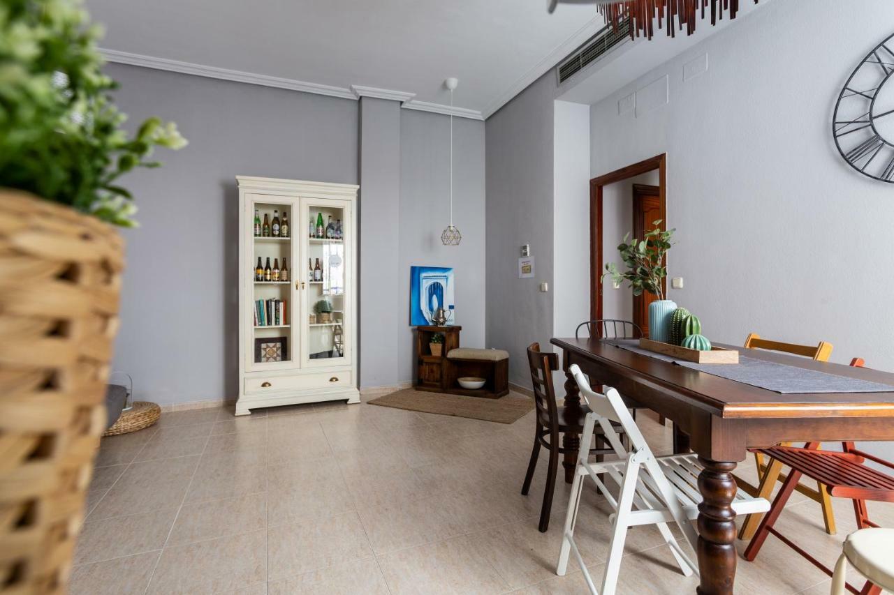 Serva La Bari Shared Apartment Sevilla Bagian luar foto