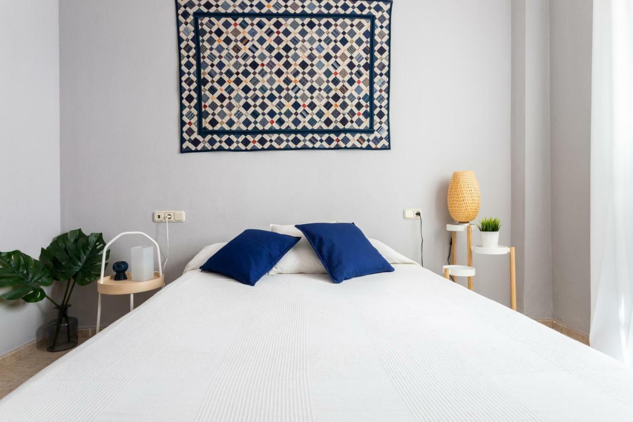 Serva La Bari Shared Apartment Sevilla Bagian luar foto