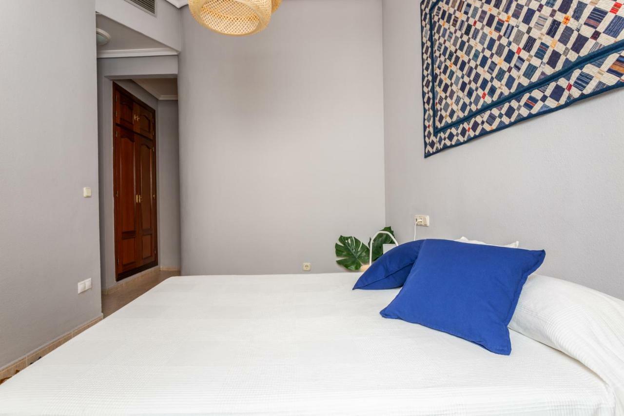 Serva La Bari Shared Apartment Sevilla Bagian luar foto