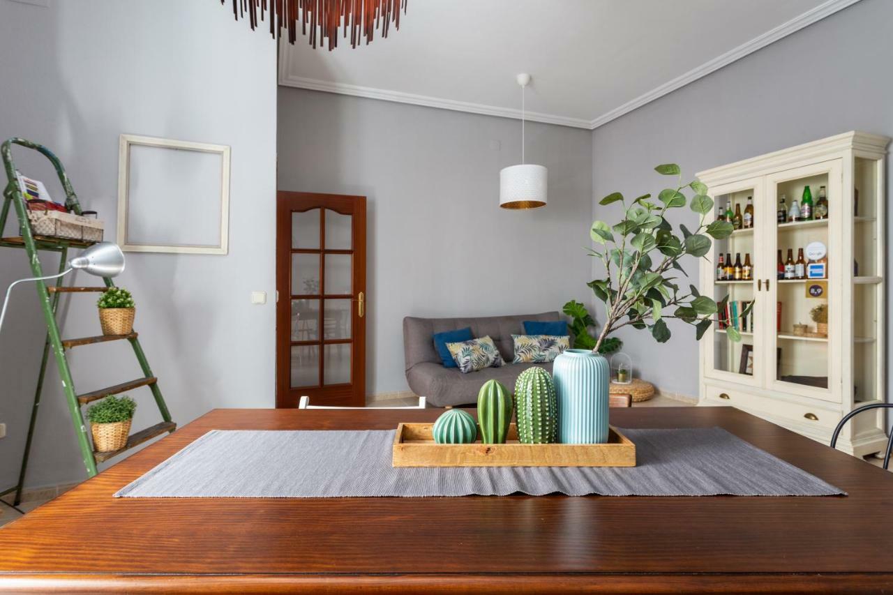 Serva La Bari Shared Apartment Sevilla Bagian luar foto