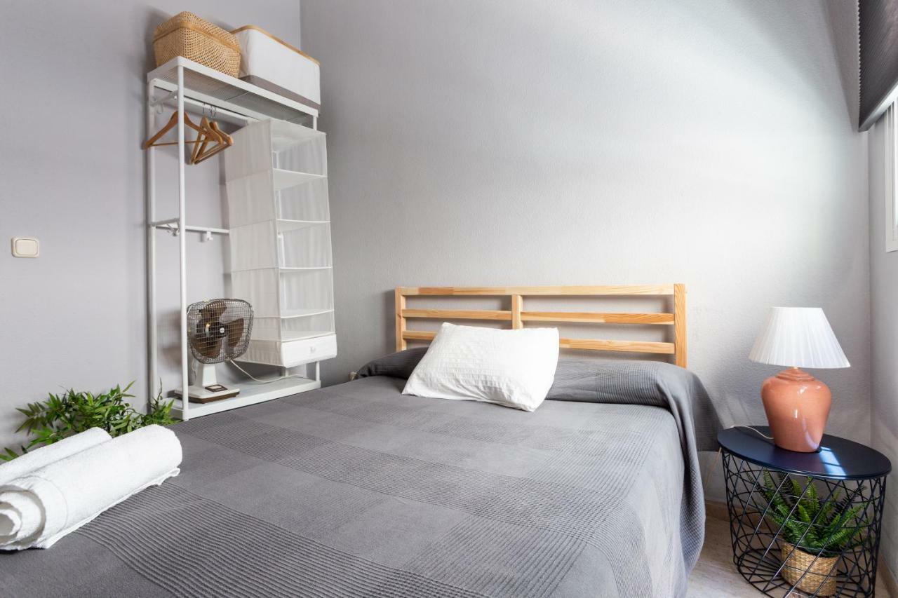 Serva La Bari Shared Apartment Sevilla Bagian luar foto