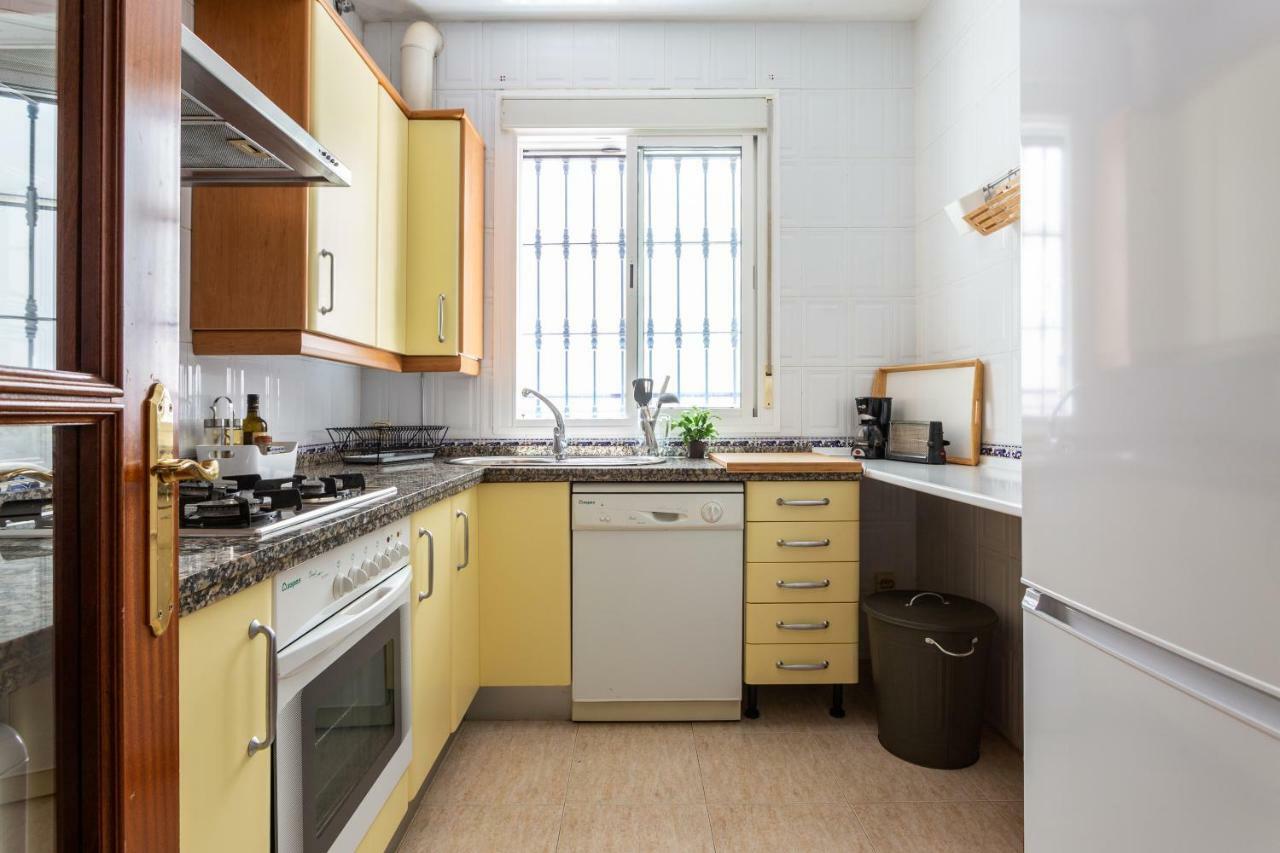 Serva La Bari Shared Apartment Sevilla Bagian luar foto
