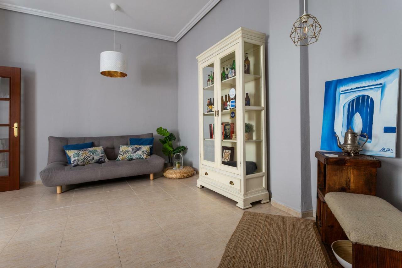 Serva La Bari Shared Apartment Sevilla Bagian luar foto