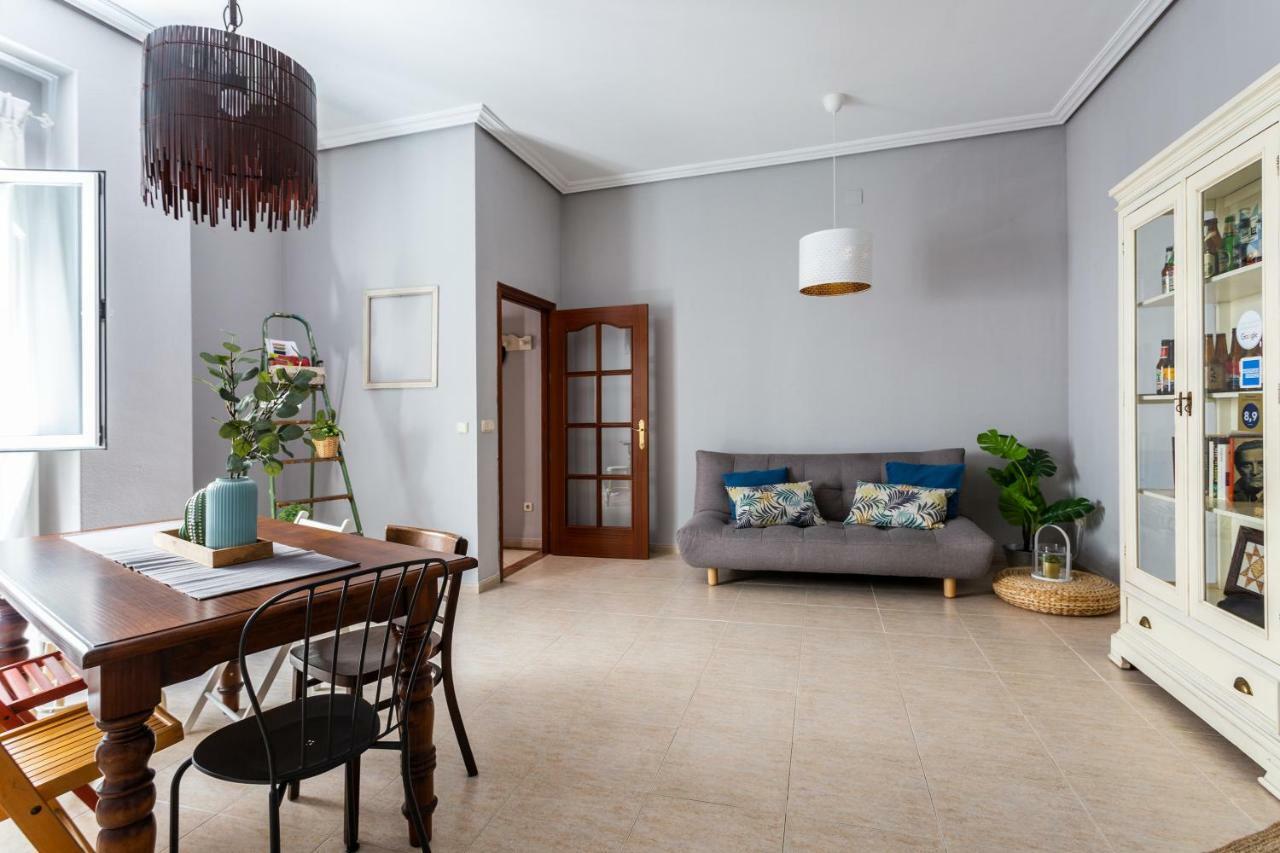 Serva La Bari Shared Apartment Sevilla Bagian luar foto