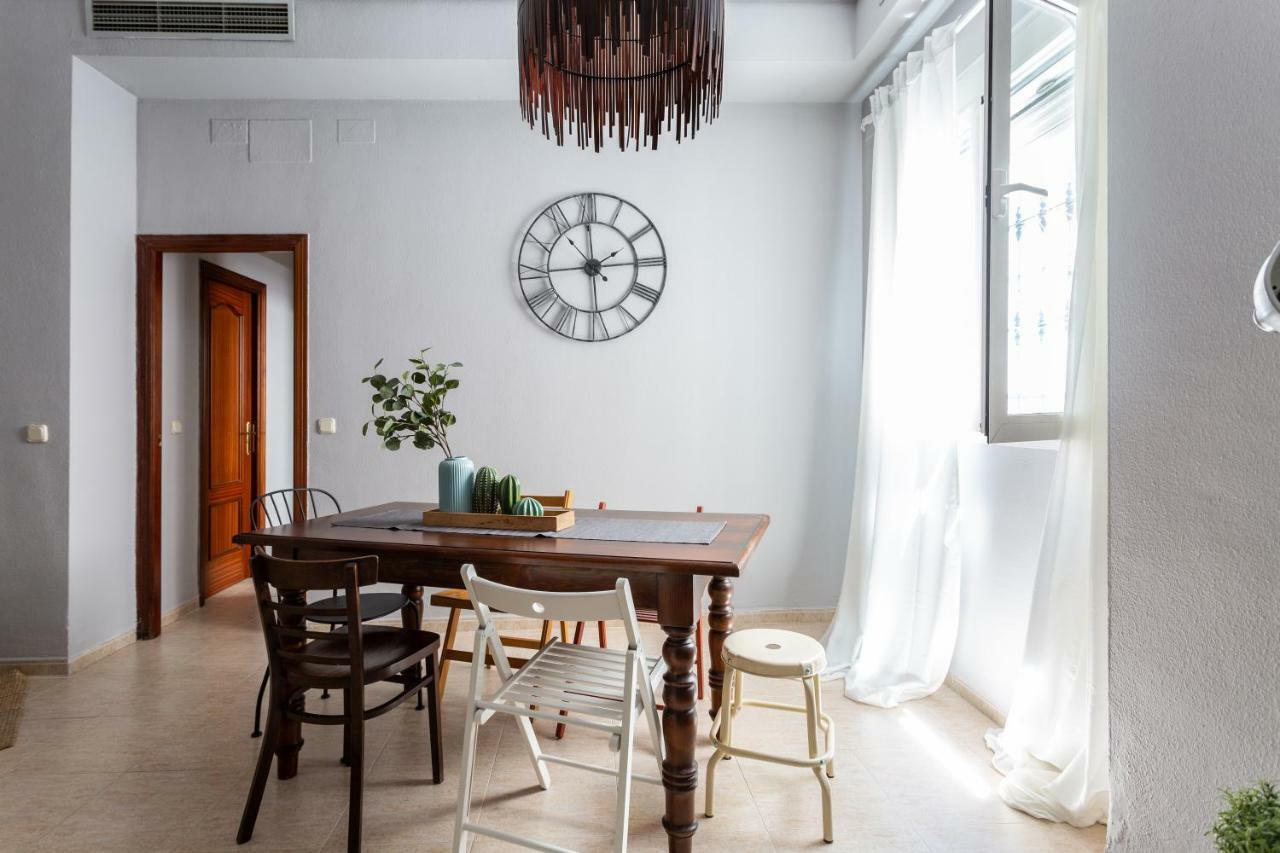 Serva La Bari Shared Apartment Sevilla Bagian luar foto